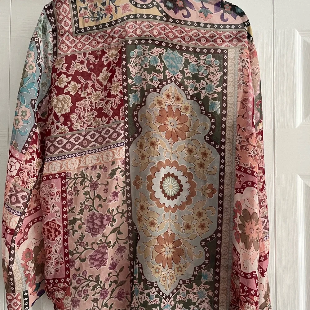 Zara flowy patterned blouse, made in Morocco. Size L. - Picture 3 of 5